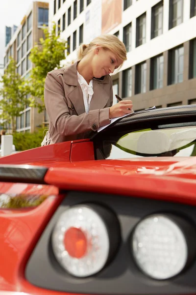 Mujeres Negocios Teléfono Móvil Con Coche — Foto de Stock