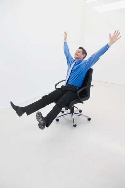 Mann Rast Auf Stuhl Durch Büro — Stockfoto