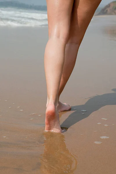 Legs Woman Walking Wet Sand — Stock Photo, Image