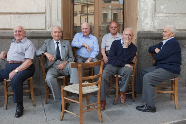 의자에 노인들 — 스톡 사진
