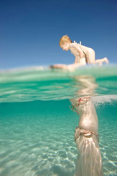 Mère Soulevant Tout Petit Eau — Photo