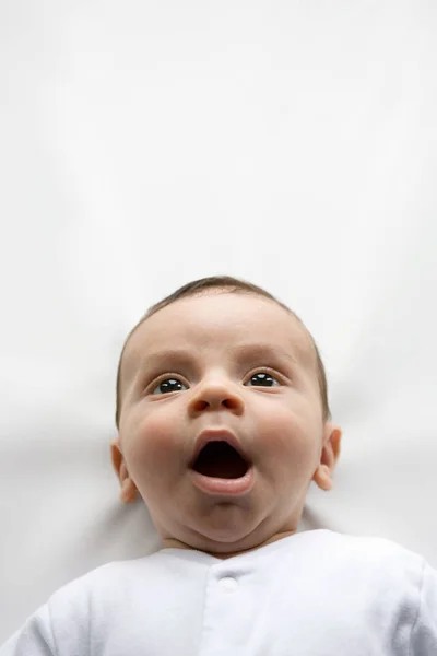 Дитячий Хлопчик Позіхання Крупним Планом — стокове фото