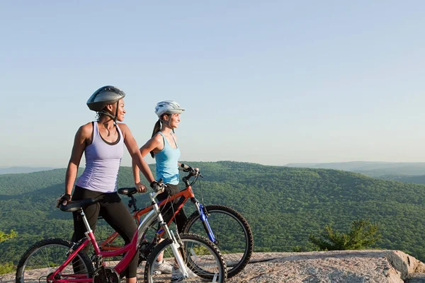 Två Kvinnliga Cyklister Landsbygden — Stockfoto