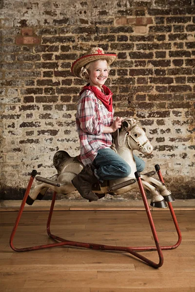 Mladá Dívka Oblečená Jako Cowgirl Houpací Kůň — Stock fotografie