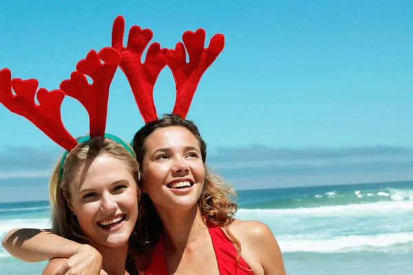 Glückliche Frauen Weihnachten Strand — Stockfoto