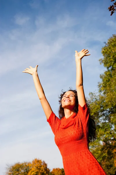 Giovane Donna Sotto Cielo Blu — Foto Stock