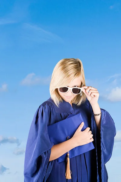 Graduándose Chica Usando Gafas Sol —  Fotos de Stock