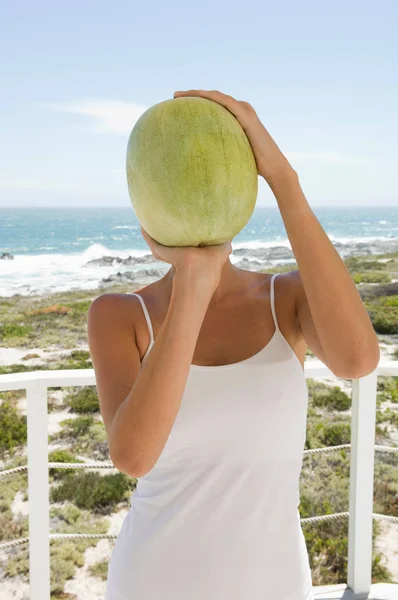 Feminino Com Fruta Praia — Fotografia de Stock