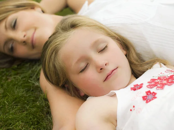 Une Mère Fille Allongées Sur Une Pelouse — Photo