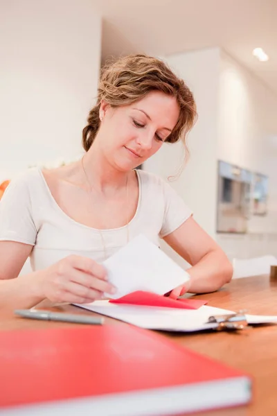 Mujer Que Mete Una Carta Sobre — Foto de Stock