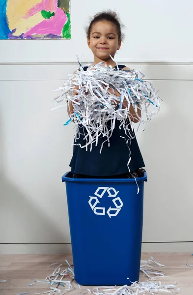 Meisje Recyclingbak — Stockfoto