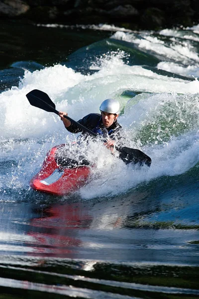 Genç Adam Nehirde Kayak Yapıyor — Stok fotoğraf