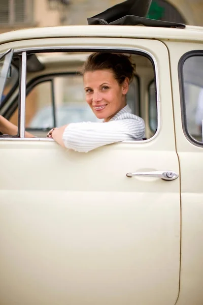 Mujer Sonriendo Coche —  Fotos de Stock