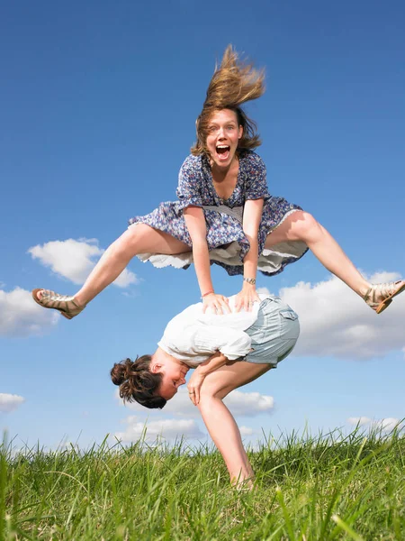 Jovem Mulheres Jogar Leapfrog — Fotografia de Stock