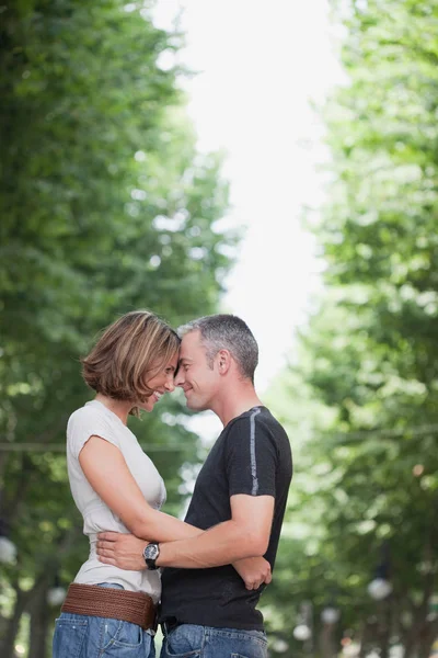 Casal Abraçando Uns Aos Outros — Fotografia de Stock