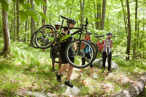 Cyklister Som Transporterar Cyklar Skogen — Stockfoto
