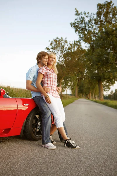 Pareja Sentada Coche Deportivo Eléctrico — Foto de Stock