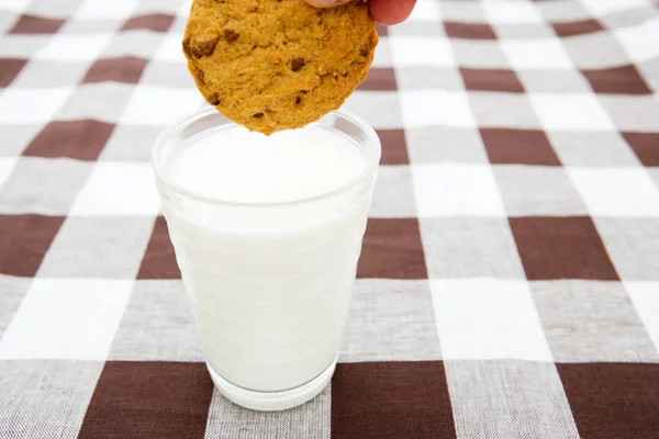 Ein Keks und Milch — Stockfoto