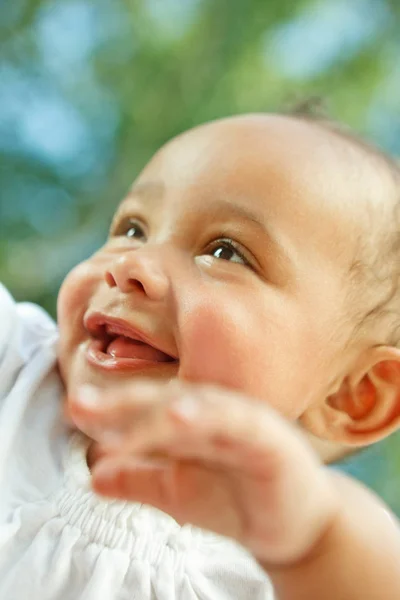 Bebek Gülümsüyor Oynuyor — Stok fotoğraf