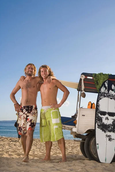 Surfe homens retrato por jipe — Fotografia de Stock