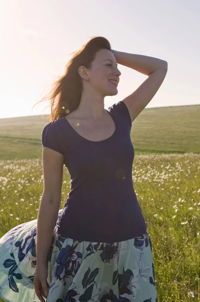 Femme Heureuse Dans Prairie Ensoleillée — Photo