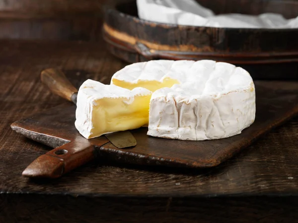 Formaggi Camembert Affettati Bordo — Foto Stock