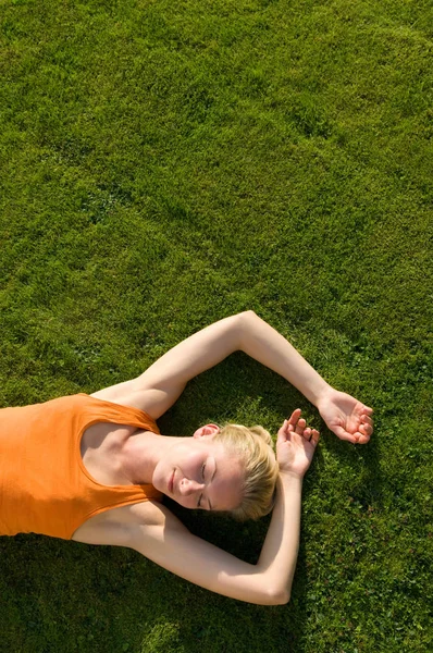 Женщина Лежит Траве — стоковое фото