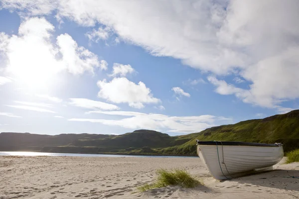 En robåt på en strand på Mullens øy – stockfoto