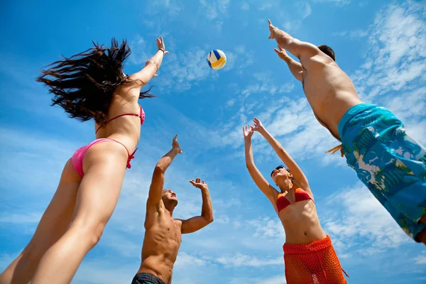 Друзья Играют Волейбол Пляже — стоковое фото