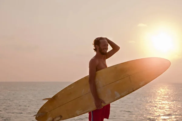 Surfista Che Trasporta Bordo Sulla Spiaggia — Foto Stock