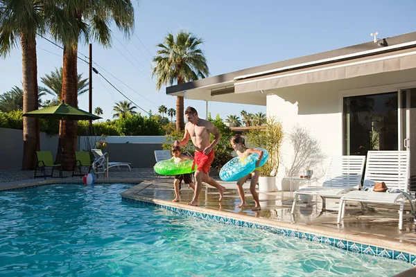 Piscina Familiar Aire Libre — Foto de Stock