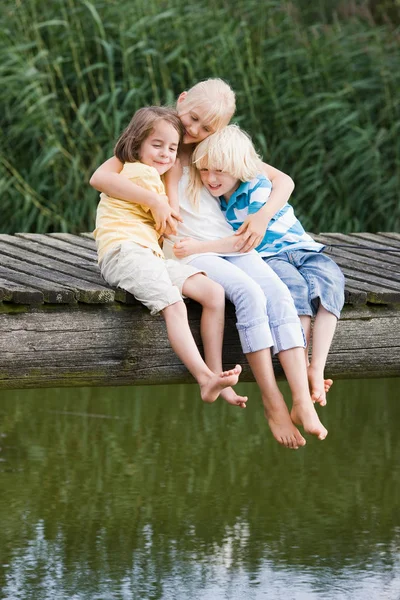 Kinder Gemeinsam Auf Fußgängerbrücke — Stockfoto