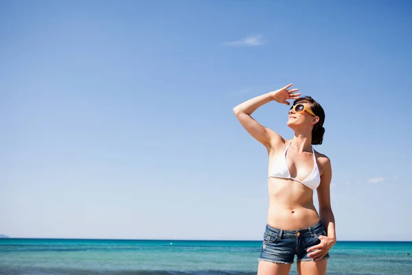 Frau Mit Sonnenbrille Schaut Auf — Stockfoto