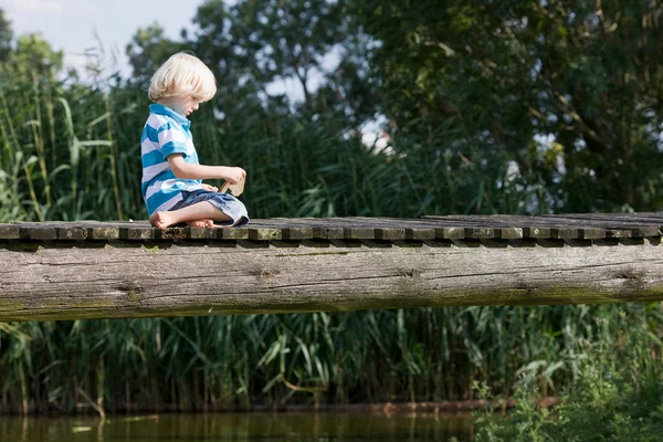 Köprüde Küçük Bir Çocuk — Stok fotoğraf