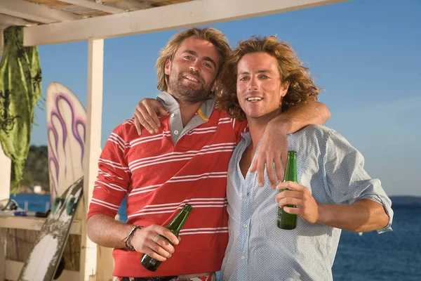 Surf men drinking beer — Stock Photo, Image