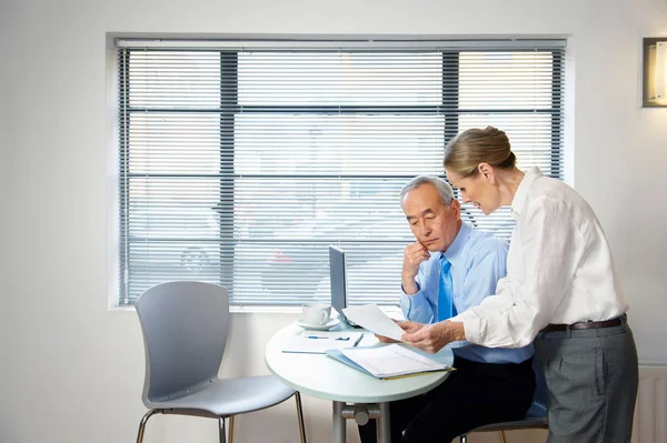 Högre Medarbetare Som Har Tillfälliga Möten — Stockfoto