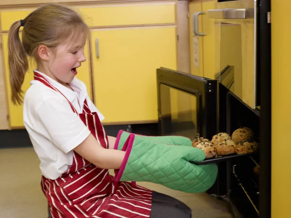 Een Meisje Neemt Brood Uit Oven — Stockfoto