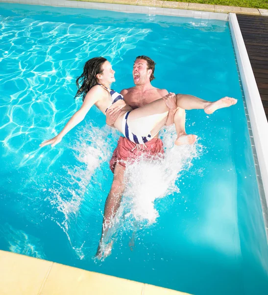 Casal Caindo Piscina — Fotografia de Stock