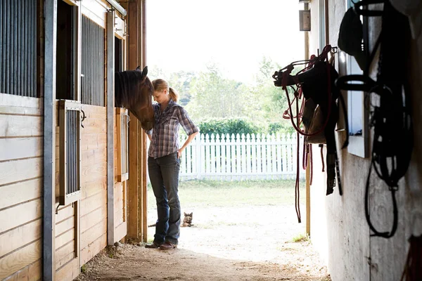 Midden Volwassen Vrouw Met Paard Stal — Stockfoto