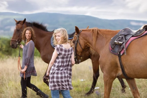 Mujer Con Caballos Paseo —  Fotos de Stock