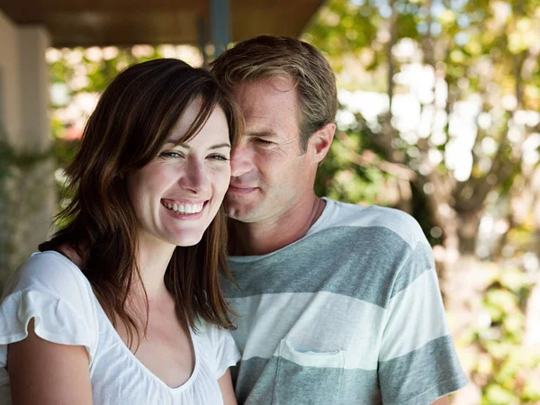 Pareja Cariñosa Aire Libre Sonriendo — Foto de Stock