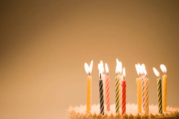 Bougies sur un gâteau d'anniversaire — Photo
