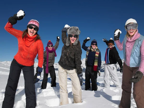Grupo Jogando Bolas Neve Inverno — Fotografia de Stock