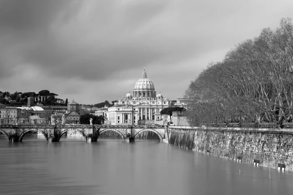 圣彼得大教堂和河流 — 图库照片