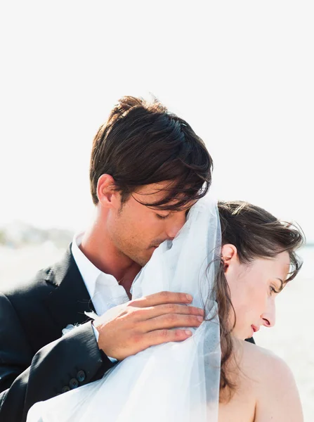 新郎在海滩拥抱新娘 — 图库照片