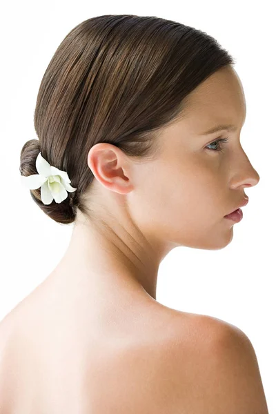 Retrato Mujer Joven Con Flor Pelo — Foto de Stock