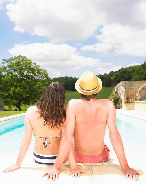 Casal Sentado Beira Piscina — Fotografia de Stock