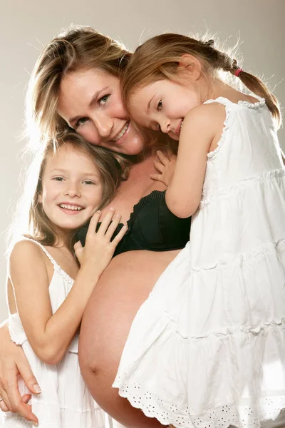 Wanita Hamil Dengan Dua Putrinya — Stok Foto