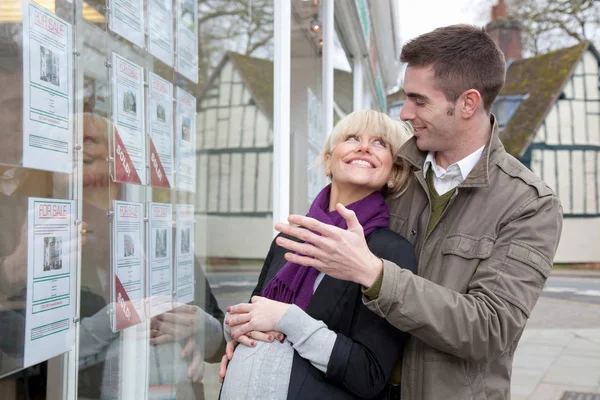 Pareja Mirando Ventana Los Agentes Inmobiliarios — Foto de Stock