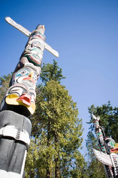 Totem pólos em stanley park vancouver — Fotografia de Stock